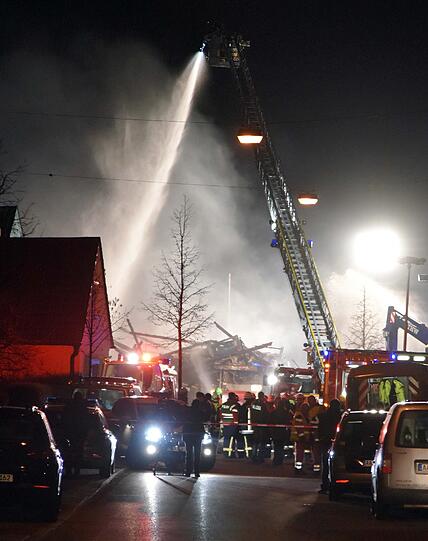 Die Feuerwehr löscht  in Gundelfingen  die Trümmern eines zerstörten Hauses. Aus unbekannter Ursache kam es in dem Haus zu einer Explosion, bei der ein Mensch schwer verletzt wurde. Ob sich in den Trümmern weitere Bewohner befinden, ist bisher unklar.
