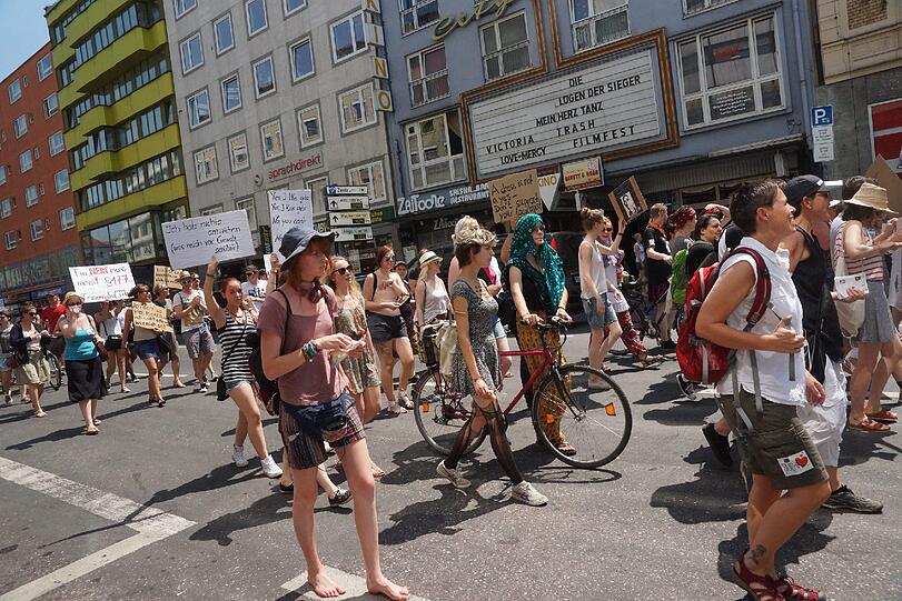 Am Samstag gingen beim "Slutwalk" hunderte Menschen auf die Straße. Er richtet sich gegen sexuelle Gewalt. Die Bilder!