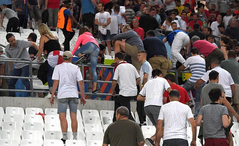 Nach dem EM-Spiel der Russen gegen England kommt es zu heftigen Ausschreitungen. Die schockierenden Bilder aus Marseille.