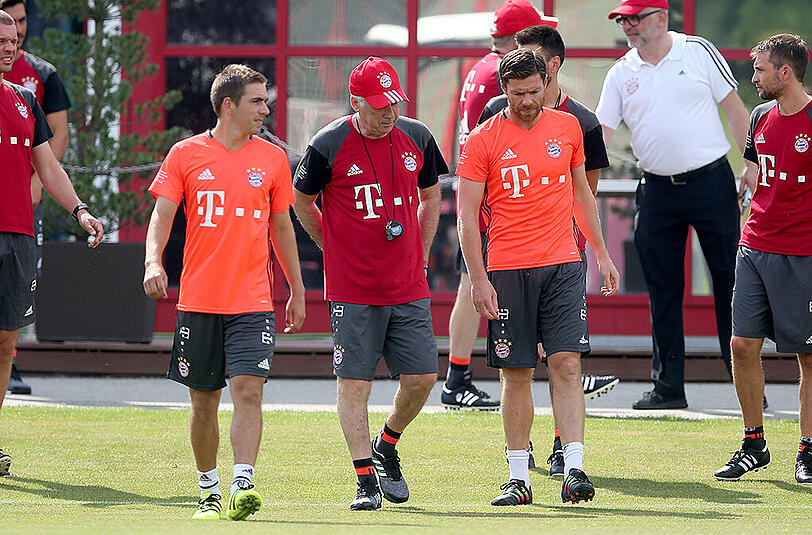 Gehören zu den älteren Spielern beim FC Bayern: Kaptiän Philipp Lahm (l.) und Xabi Alonso (r.).