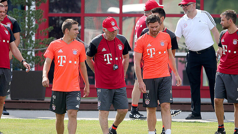 Gehören zu den älteren Spielern beim FC Bayern: Kaptiän Philipp Lahm (l.) und Xabi Alonso (r.). Gehören zu den älteren Spielern beim FC Bayern: Kaptiän Philipp Lahm (l.) und Xabi Alonso (r.).