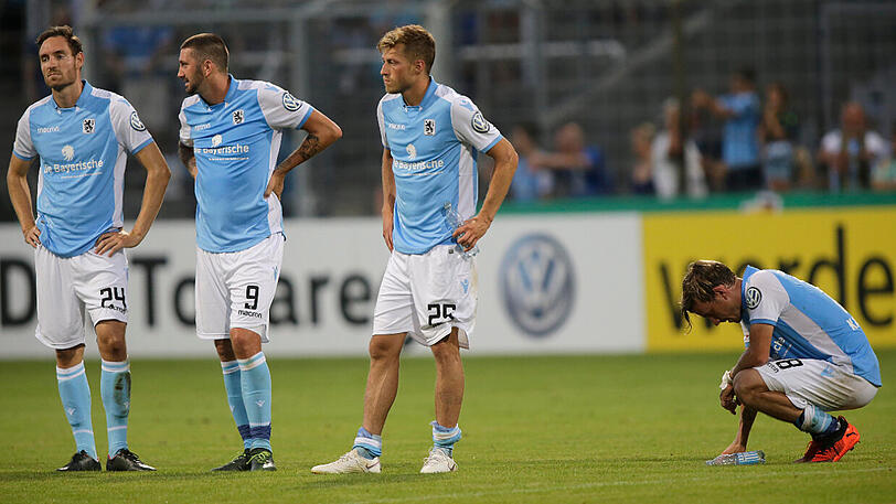 Bedient: Die 1860-Spieler Markus Ziereis, Sascha Mölders, Marius Willsch und Nico Karger (von links) nach der 1:3-Niederlage gegen Holstein Kiel.