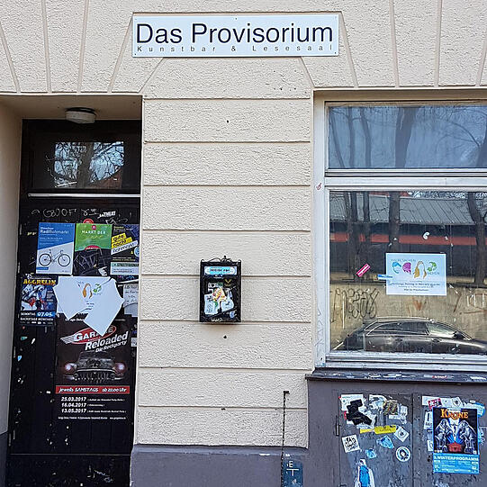 Von außen ist die Bar unscheinbar und etwas abgeranzt.