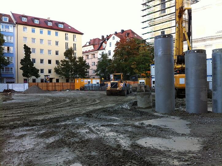 Die Bäume sind gefallen. So kahl ist jetzt der Josephsplatz.