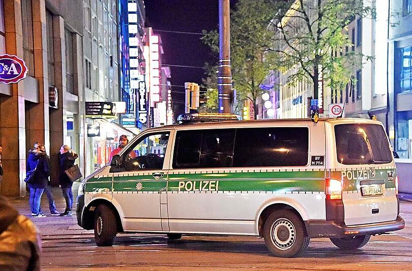 Schlägerei am Stachus. Ersten Angaben zufolge prügelten sich über 20 Personen am späten Abend.