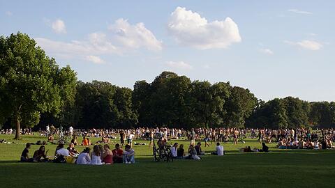 Großer Andrang im Englischen Garten: Auch am vergangenen Wochenende strömen wieder Tausende in den Park, um sich zu erholen, zu spielen und andere zu treffen.