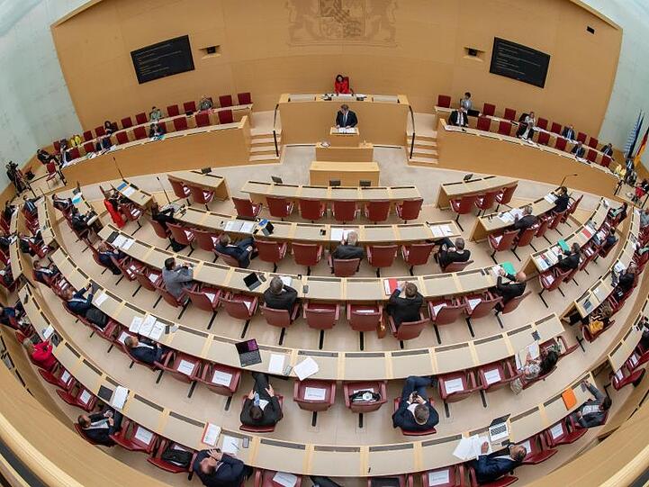Blick in den Plenarsaal des bayerischen Landtag. Foto: Peter Kneffel/dpa/Archivbild
