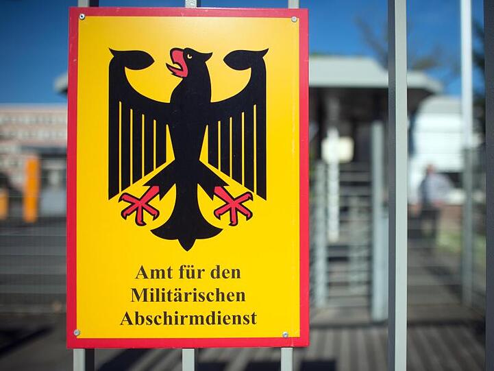 Der Militärische Abschirmdienst (MAD) hat im vergangenen Jahr 14 Extremisten in der Bundeswehr enttarnt, darunter allein acht Rechtsextremisten.