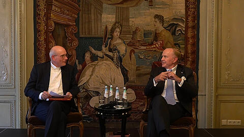 Peter Löw (re.) im Gespräch mit Theologe Prof. Thomas Schwartz.