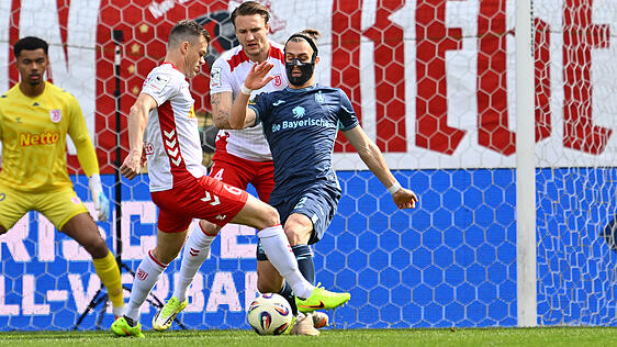 Benedikt Saller im Duell mit Sigurd Haugen.