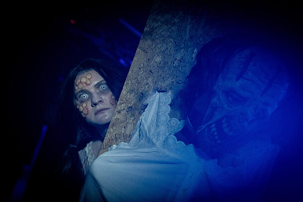 Das Besondere am Halloween-Gruselhaus? Live-Erschrecker!