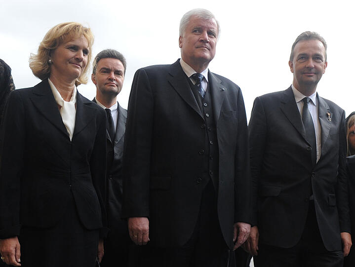 Rechts im Bild: Karl von Habsburg, der Sohn des Verstorbenen.
