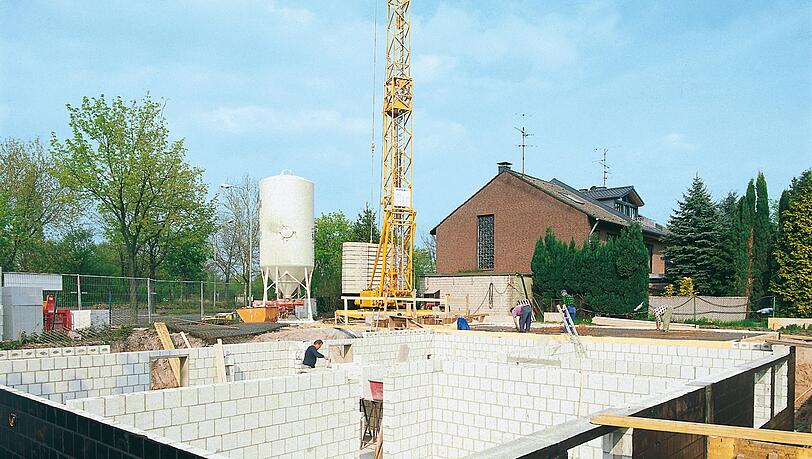 Liegen Keller im Grundwasser-Bereich, müssen sie besonders abgedichtet werden. Diese wird aus schwarzen Bitumenbahnen, Bitumendick-Beschichtungen oder Polyäthylen hergestellt - und im Fachjargon «schwarze Wanne» genannt. Liegen Keller im Grundwasser-Bereich, müssen sie besonders abgedichtet werden. Diese wird aus schwarzen Bitumenbahnen, Bitumendick-Beschichtungen oder Polyäthylen hergestellt - und im Fachjargon «schwarze Wanne» genannt.