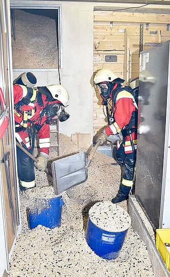 Bilder vom Feuerwehreinsatz in Forstinning. Unzählige Holzpellets haben in einem Lagerraum Feuer gefangen.