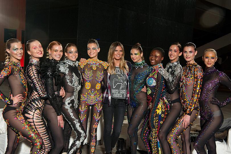 Heidi Klum mit den GNTM-Kandidatinnen.