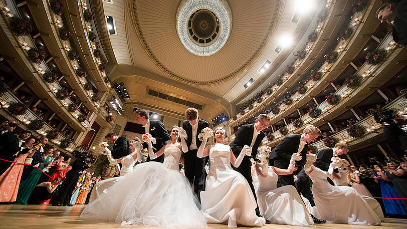 Das Jungdamen- und Jungherrenkomitee beim Wiener Opernball.