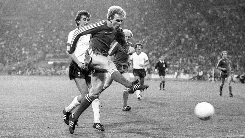 Knappes Aus: Im Halbfinale des Landesmeister-Cups 1981 spielt Bayern um Karl-Heinz Rummenigge (M.) 0:0 und 1:1 gegen Liverpool.