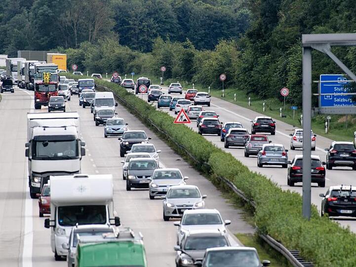 Dichter Verkehr herrscht auf der A92 bei Unterschleißheim.