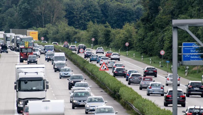 Dichter Verkehr herrscht auf der A92 bei Unterschleißheim. Dichter Verkehr herrscht auf der A92 bei Unterschleißheim.