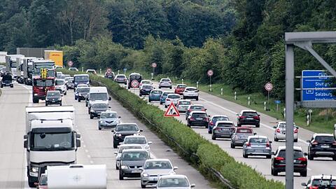 Dichter Verkehr herrscht auf der A92 bei Unterschleißheim.