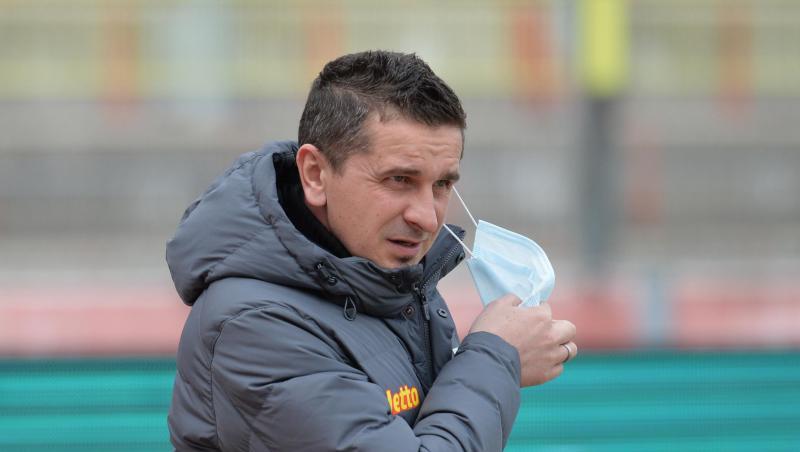 Der Regensburger Trainer Mersad Selimbegovic zieht sich einen Mund-Nasen-Schutz vom Gesicht.