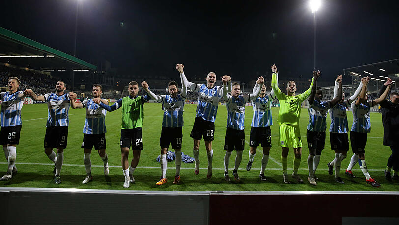 Die Löwen jubeln nach dem Sieg im Pokal gegen den FC Schalke.