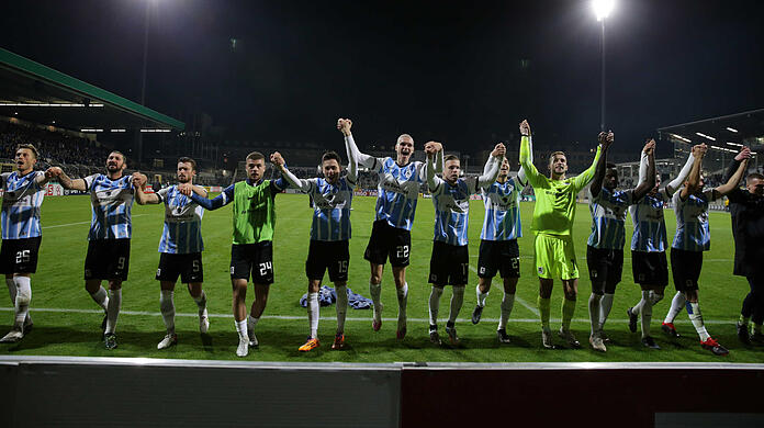 Die Löwen jubeln nach dem Sieg im Pokal gegen den FC Schalke.