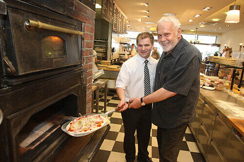 Am Pizza-Ofen im &bdquo;Casa Pane&ldquo;: TV-Star Gunter Emmerlich und Junior-Chef Alexander Beck.