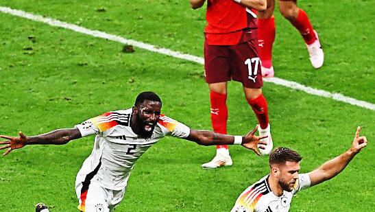 Abdrehen zum Jubeln: Toni Rüdiger flitzt Füllkrug hinterher. Abdrehen zum Jubeln: Toni Rüdiger flitzt Füllkrug hinterher.