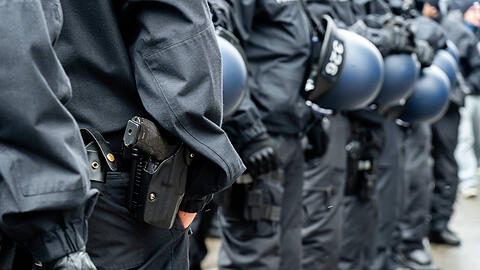 Münchner Polizisten aufgereiht mit Helmen und Waffen – auf Instagram hat die Polizei jetzt eine Vision für das Jahr 2100 entworfen und die kommt nicht bei jedem gut an.