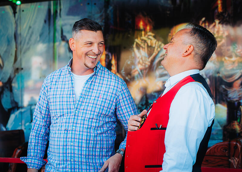 Wiesnchef Christian Scharpf (r.) unterhält sich mit dem Schausteller Johann Schmid über dessen Geisterhöhle.