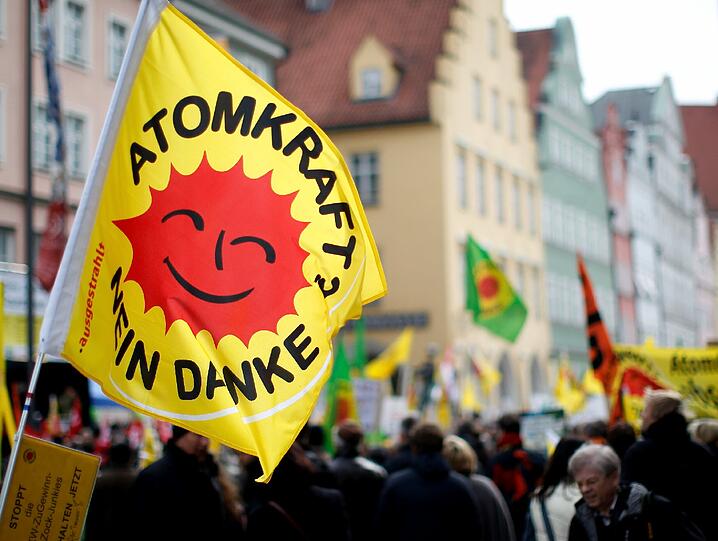 Im März 2011, kurz nach der nuklearen Katastrophe in Fukushima, vollzog die Bundesregierung eine Kehrtwende in der Atompolitik. Am 6. Juni 2011 beschloss das Kabinett Merkel II das Aus für acht Kernkraftwerke und den stufenweisen Atomausstieg bis 2022.