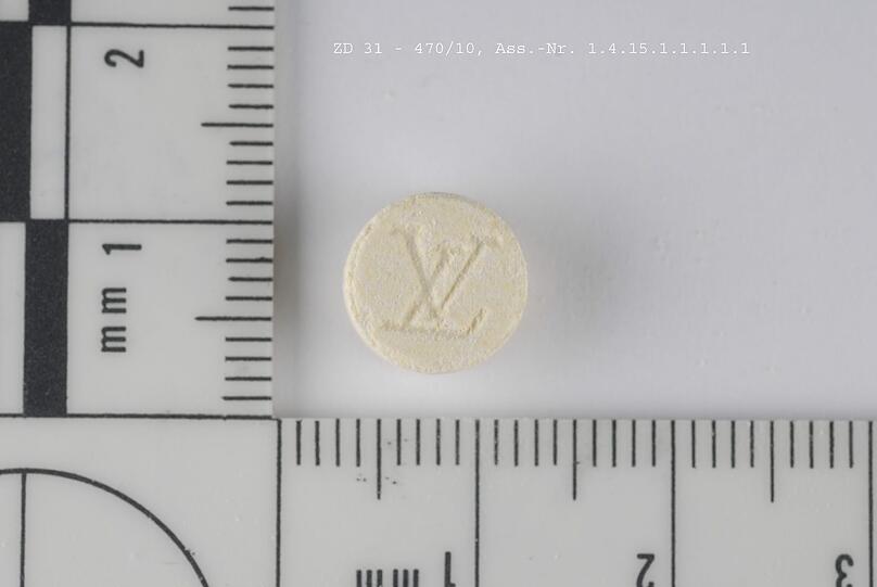 Im Juli und November 2010 hatten die Fahnder des Zollfahndungsamtes München in Rosenheim und Brannenburg 155 000 Mephedron-Tabletten sichergestellt. Die Bilder