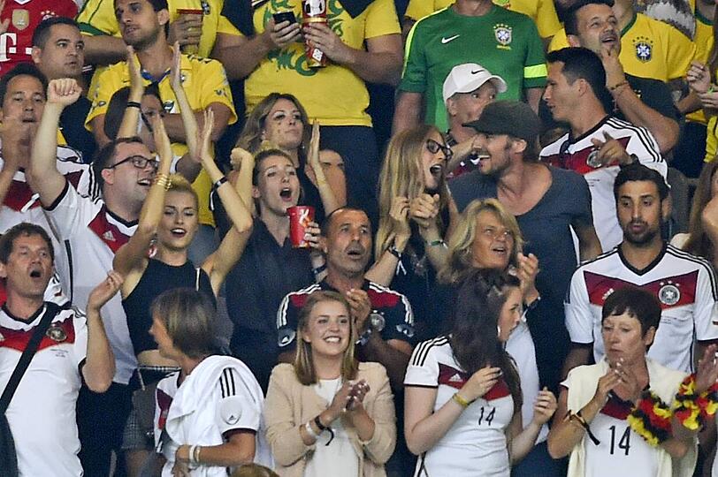 Lena Gercke, Sarah Brandner, Cathy Fischer. Sehen Sie hier, wie die besseren Hälften unserer DFB-Kicker das 7:1 gegen Brasilien miterlebt haben.