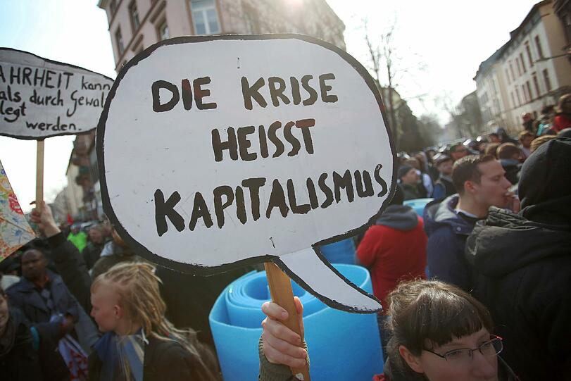 Während EZB-Präsident Mario Draghi den Neubau der Europäischen Zentralbank feierlich eröffnet, herrschen draußen vor der Tür massive Krawalle.