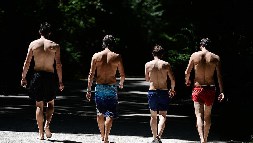Auch in dieser Woche bleibt es weiter heiß in München. Perfektes Wetter für einen Sprung in den Eisbach! Auch in dieser Woche bleibt es weiter heiß in München. Perfektes Wetter für einen Sprung in den Eisbach!