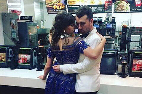 Sam Smith und seine Begleitung feiern bei McDonald's.