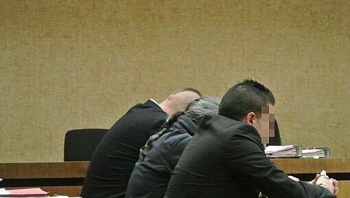 Drei Security-Mitarbeiter vom Löwenbräuzelt auf der Angklagebank.