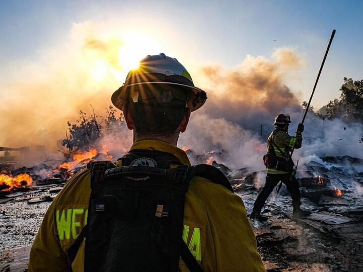 Feuerwehrleute nähern sich einem Feuer, das nordwestlich von Los Angeles mehr als 6000 Gebäude bedroht hat.
