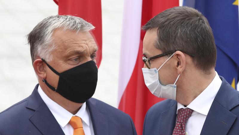 Polens Premierminister Mateusz Morawiecki begrüßt seinen ungarischen Amtskollegen Viktor Orban. Eine Mehrheit der EU-Staaten hat ungeachtet von Drohungen aus Ungarn und Polen ein Verfahren zur Bestrafung von Verstößen gegen die Rechtsstaatlichkeit innerhalb der Union auf den Weg gebracht. Polens Premierminister Mateusz Morawiecki begrüßt seinen ungarischen Amtskollegen Viktor Orban. Eine Mehrheit der EU-Staaten hat ungeachtet von Drohungen aus Ungarn und Polen ein Verfahren zur Bestrafung von Verstößen gegen die Rechtsstaatlichkeit innerhalb der Union auf den Weg gebracht.