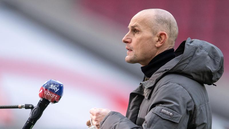 Trainer Heiko Herrlich nimmt vor einem TV-Interview seinen Mund-Nasen-Schutz ab.