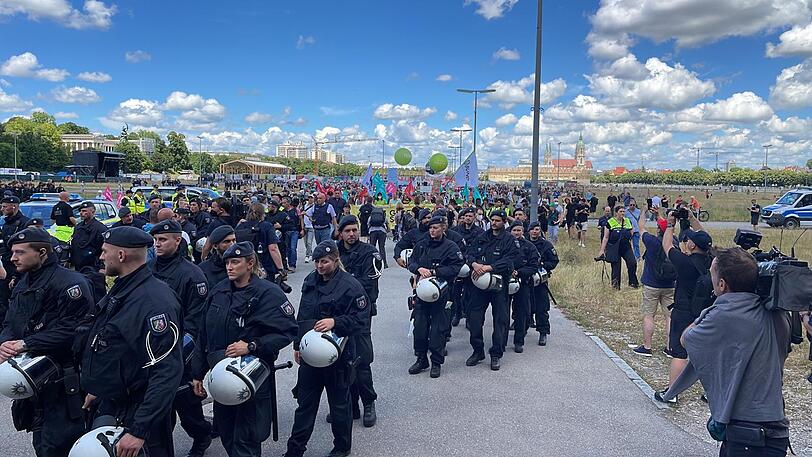 Die Polizei beim Demozug.