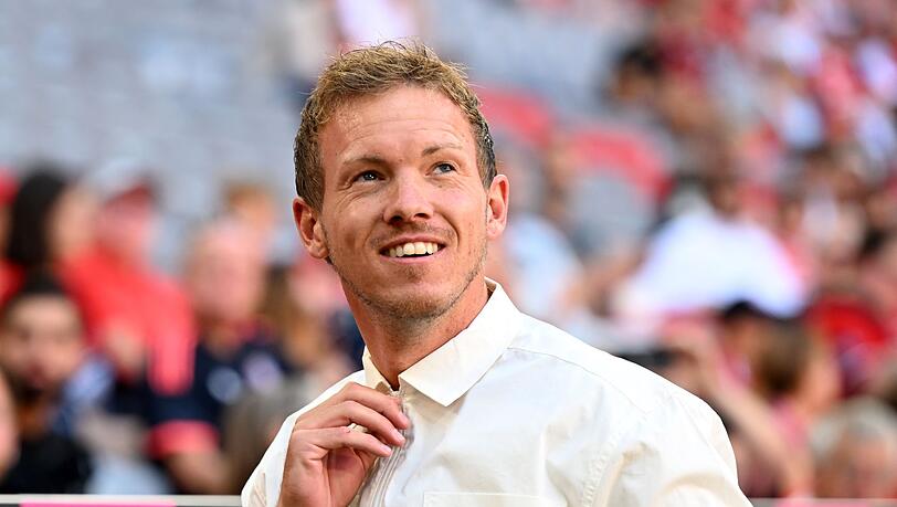 Münchens Cheftrainer Julian Nagelsmann steht vor dem Spiel im Stadion.