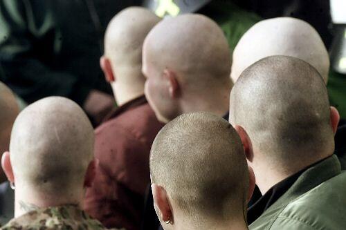 Eine Gruppe von Skinheads
