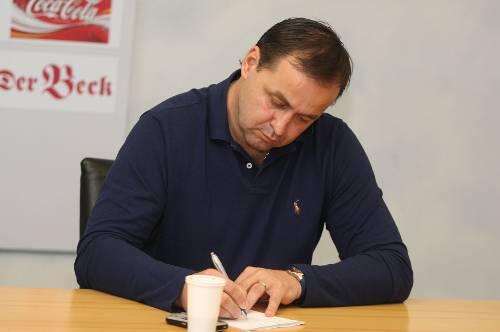 Ab nach Hamburg? Tiger-Sportdirektor Otto Sykora dementiert alle Gerüchte, er würde zu den Freezers wechseln.