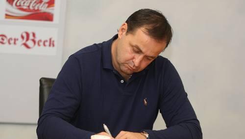 Ab nach Hamburg? Tiger-Sportdirektor Otto Sykora dementiert alle Gerüchte, er würde zu den Freezers wechseln. Ab nach Hamburg? Tiger-Sportdirektor Otto Sykora dementiert alle Gerüchte, er würde zu den Freezers wechseln.