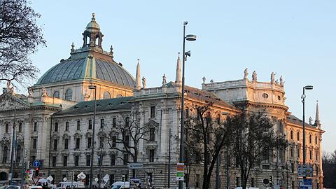 Hier im Justizpalast sollen nach dem Willen der Freien W&auml;hler k&uuml;nftig alle Gerichtsbarkeiten in Bayern unter dem Dach des Justizministeriums verwaltet werden. Das soll mehr Effizienz bringen und auch Geld sparen. (Symbolbild)