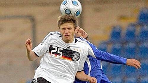 Thomas Müller im Nationaltrikot. Bisher hat es der Bayern-Jungstar nur in der U 21 getragen. Beim Länderspiel gegen Argentinien im März in München dürfte er endlich auch bei Jogi Löw debütieren. Thomas Müller im Nationaltrikot. Bisher hat es der Bayern-Jungstar nur in der U 21 getragen. Beim Länderspiel gegen Argentinien im März in München dürfte er endlich auch bei Jogi Löw debütieren.