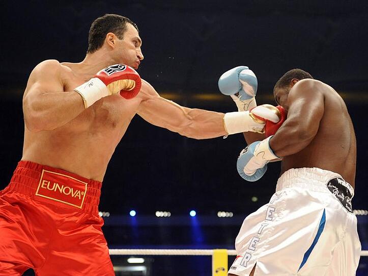Wladimir Klitschko besiegt den Nigerianer Samuel Peter durch technischen K.o.