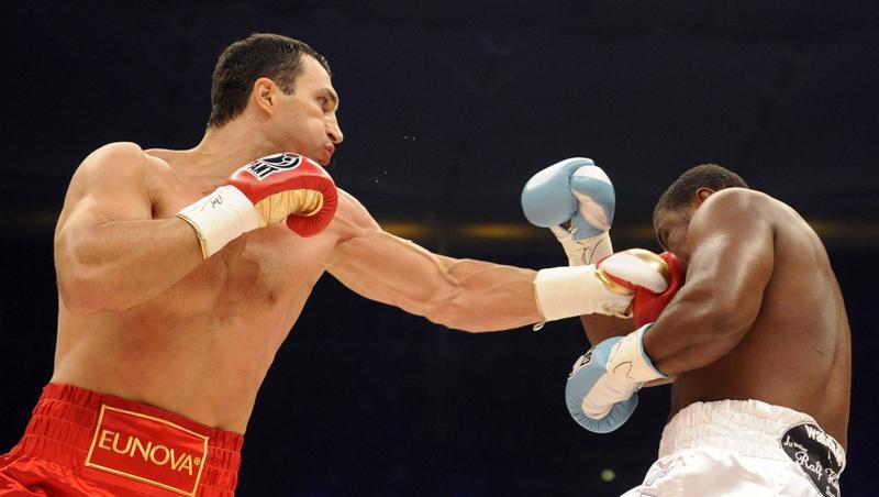 Wladimir Klitschko besiegt den Nigerianer Samuel Peter durch technischen K.o. Wladimir Klitschko besiegt den Nigerianer Samuel Peter durch technischen K.o.